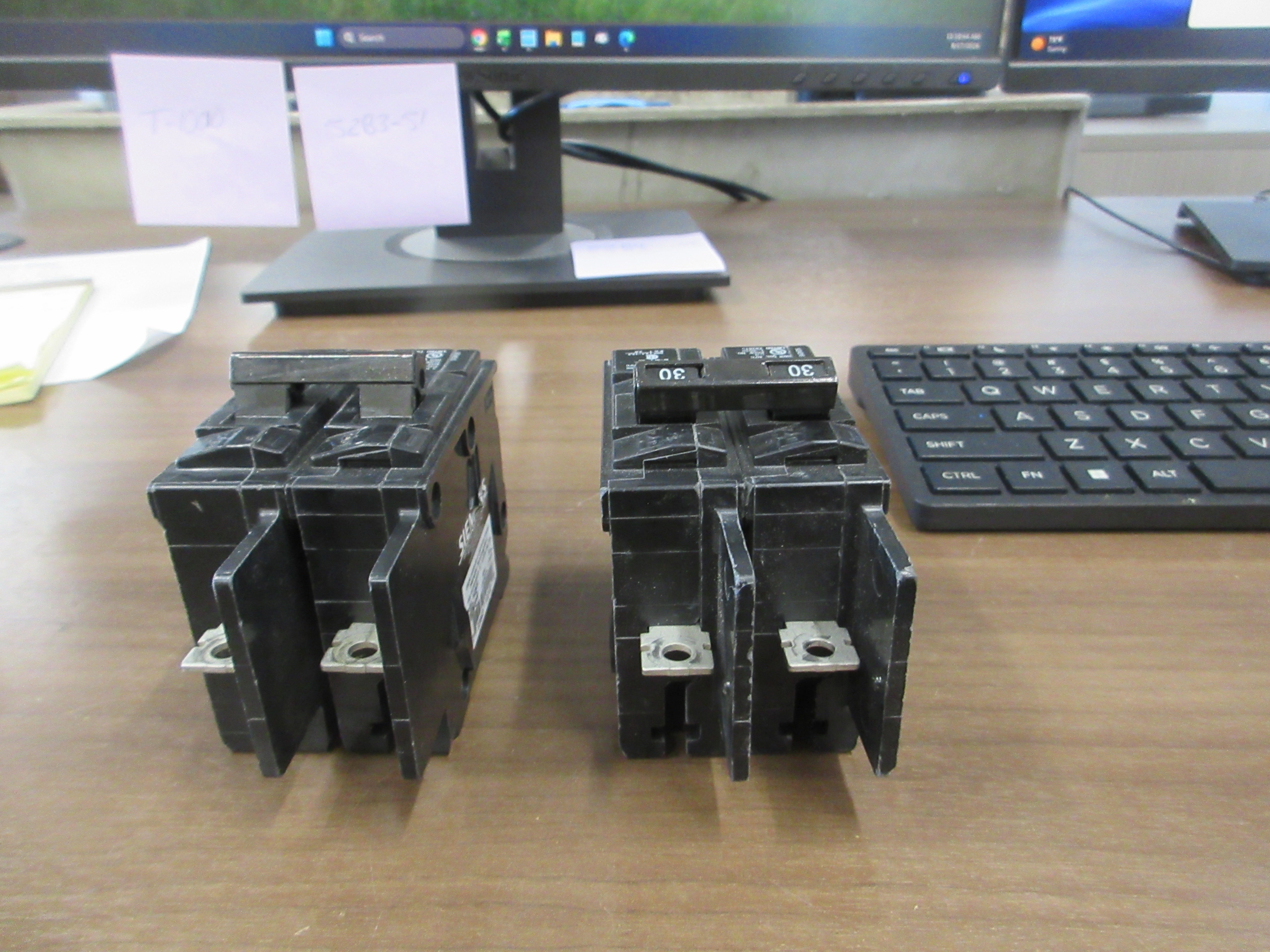 Siemens BQ Bolt- On CIRCUIT Breaker BQ2B030 30 A 120/240V 2 P * LOT of 2* Used