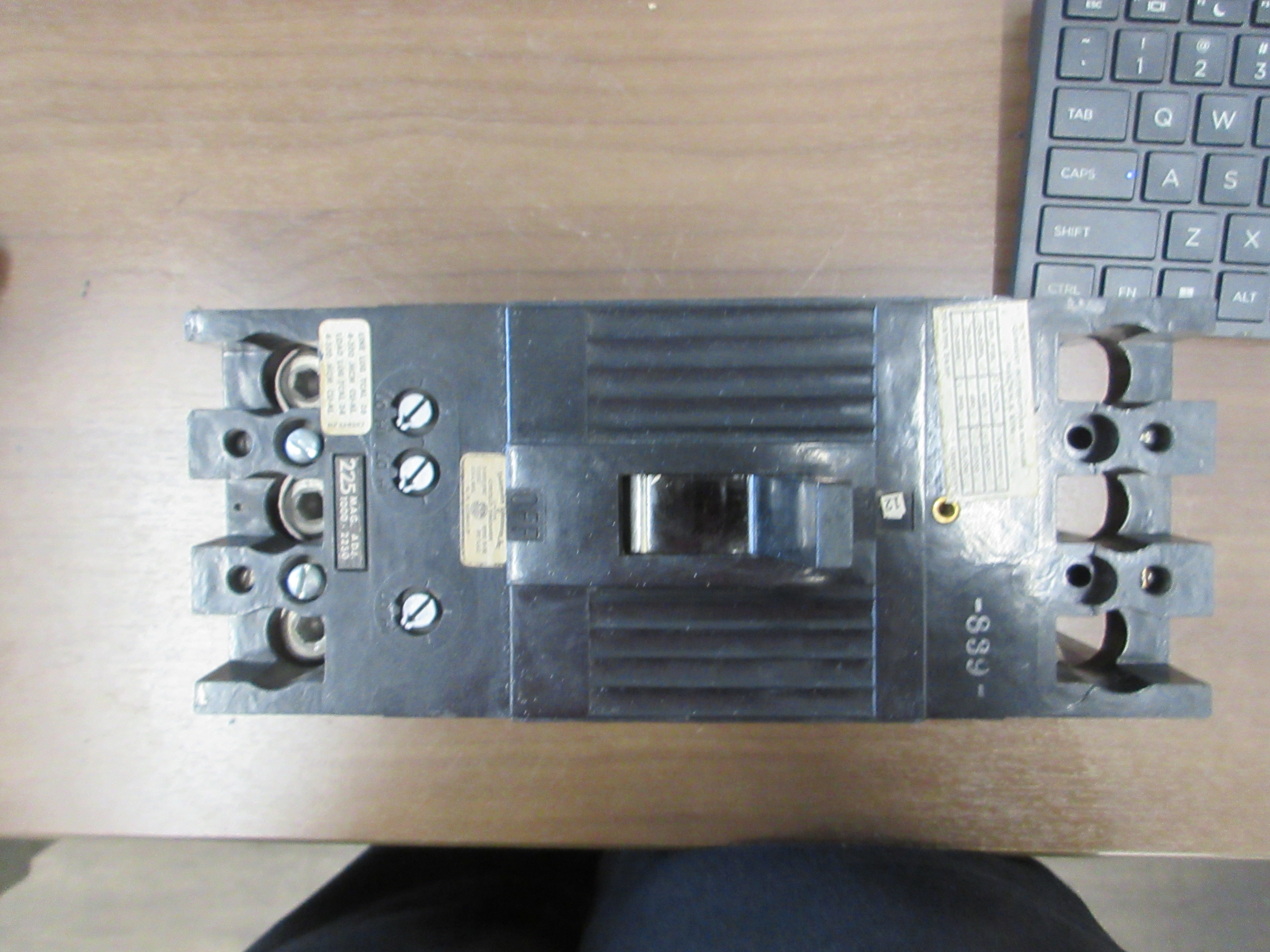GE Circuit Breaker TFJ236225 225 A 600 V 3 P (2 Mounting Screws Used