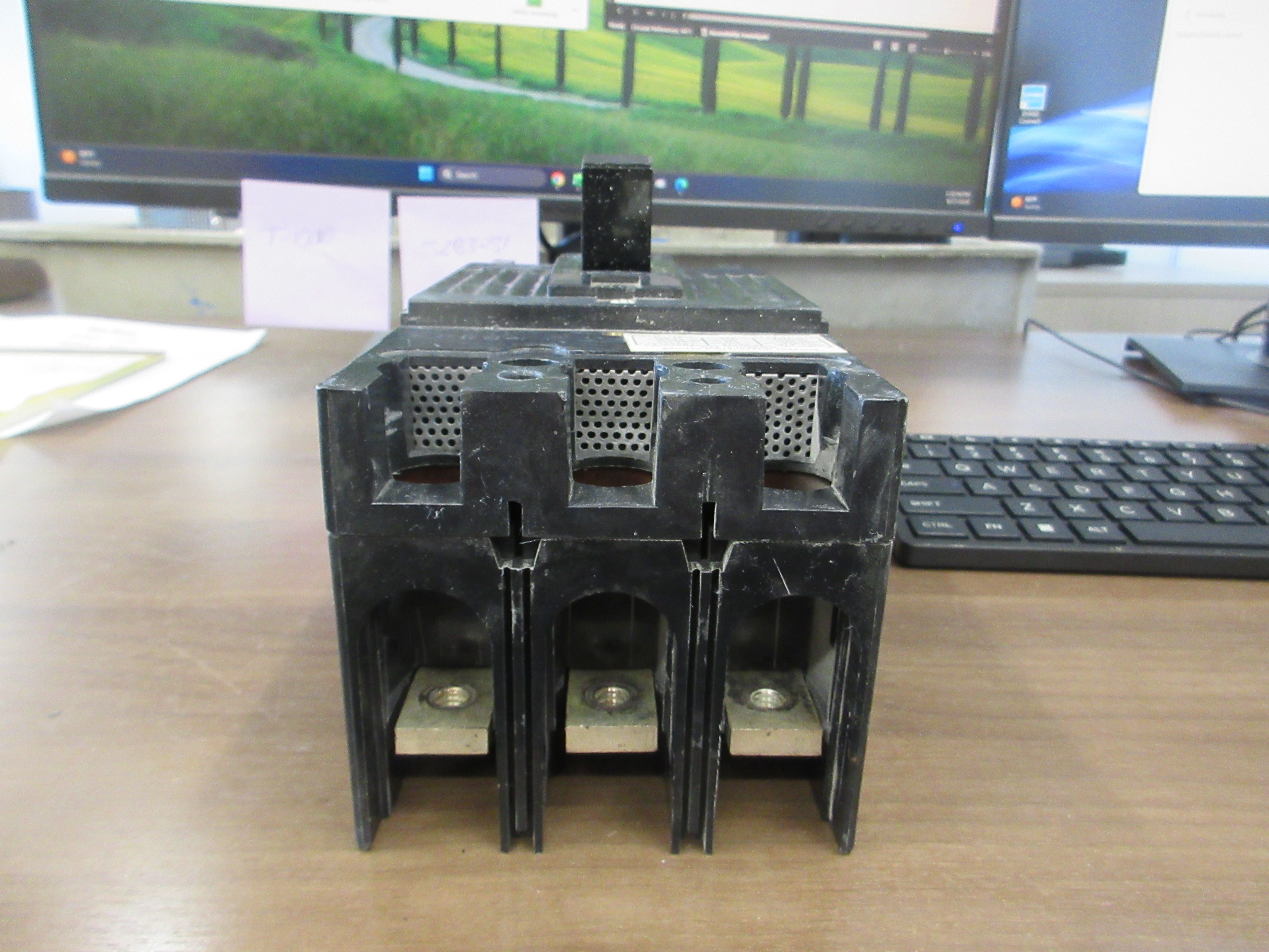 GE Circuit Breaker TFJ236225 225 A 600 V 3 P (2 Mounting Screws Used