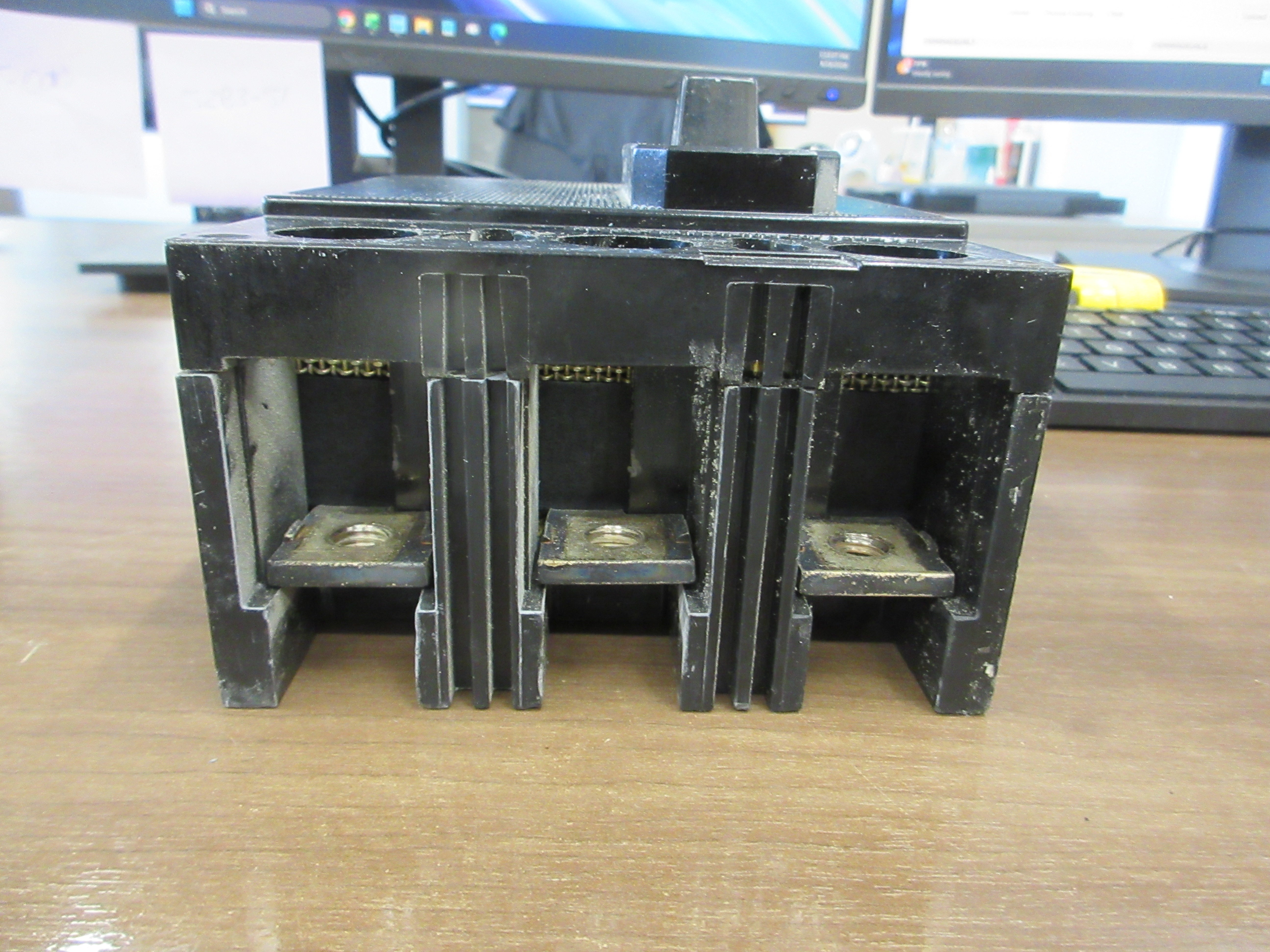 ITE Circuit Breaker QJ3-B225 225A 240V 3P (1) Mounting Screw Used