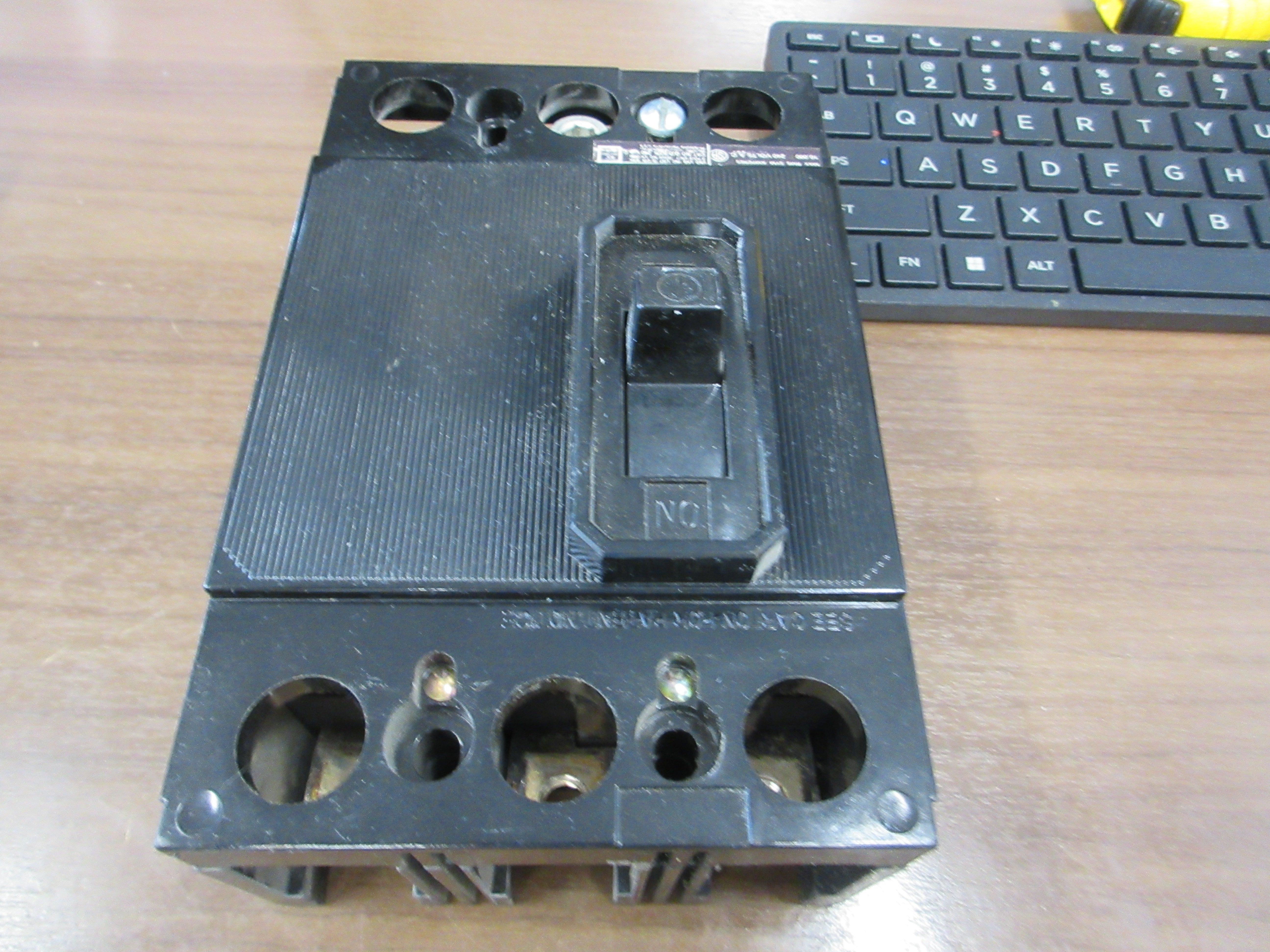 ITE Circuit Breaker QJ3-B225 225A 240V 3P (1) Mounting Screw Used