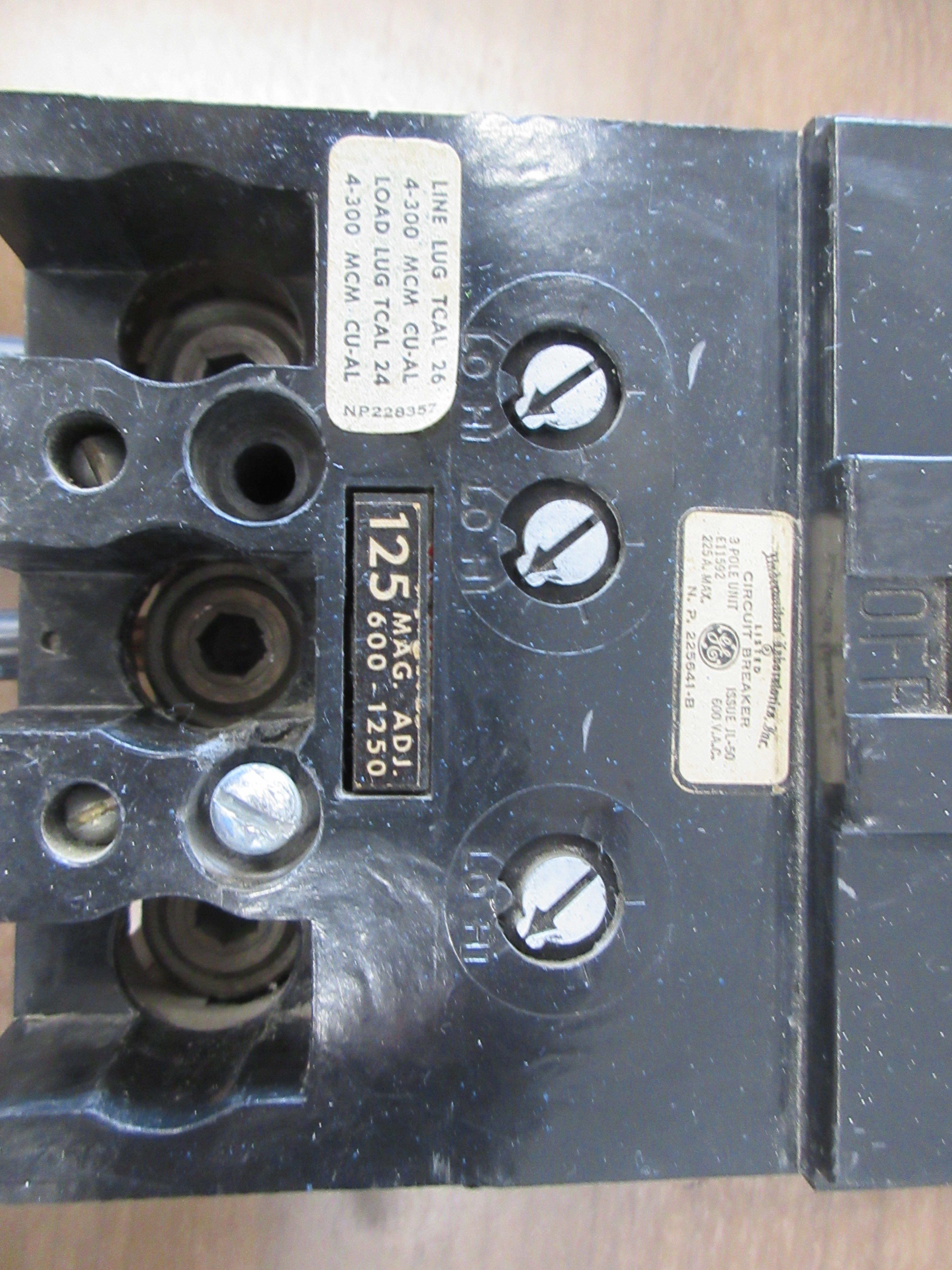 GE Circuit Breaker TFJ236125 125A 600V 3P (1) Mounting Screw Used