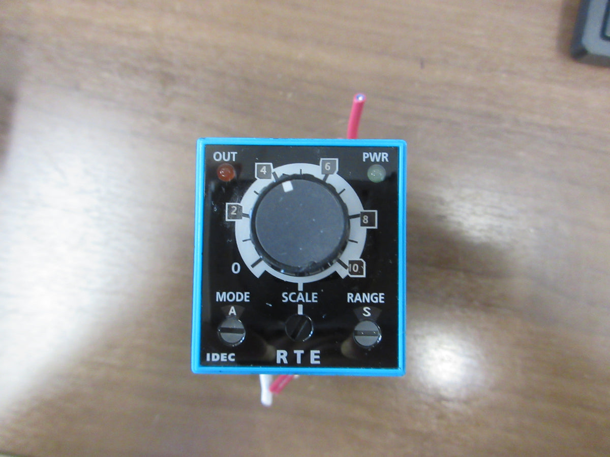 Idec Electronic Timer RTE-PIAF20 100-240V 50/60Hz W/Base Used