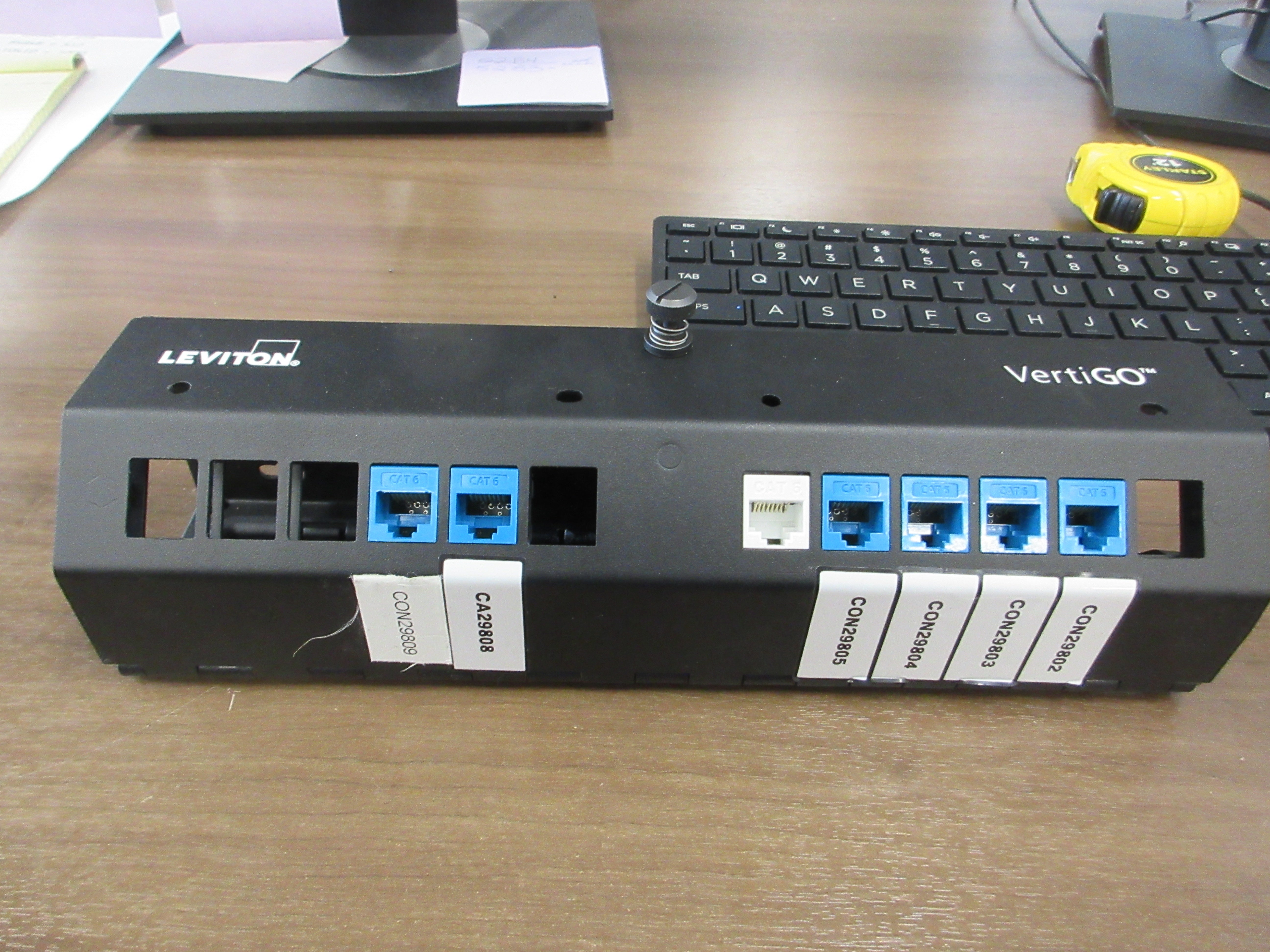 Leviton Quickport Vertigo Zero-U Patch panel 49280-QP0 12- Space Used