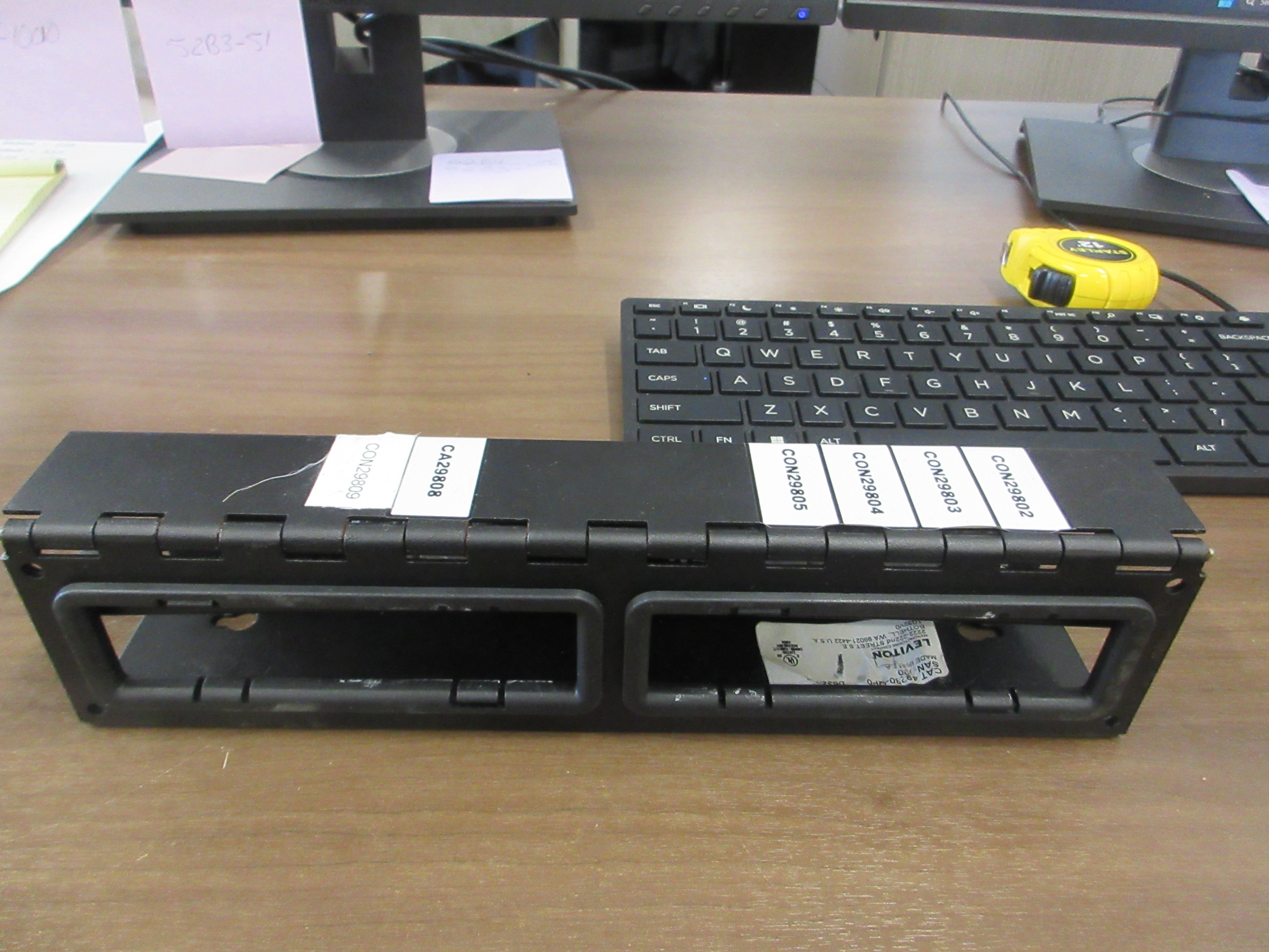 Leviton Quickport Vertigo Zero-U Patch panel 49280-QP0 12- Space Used