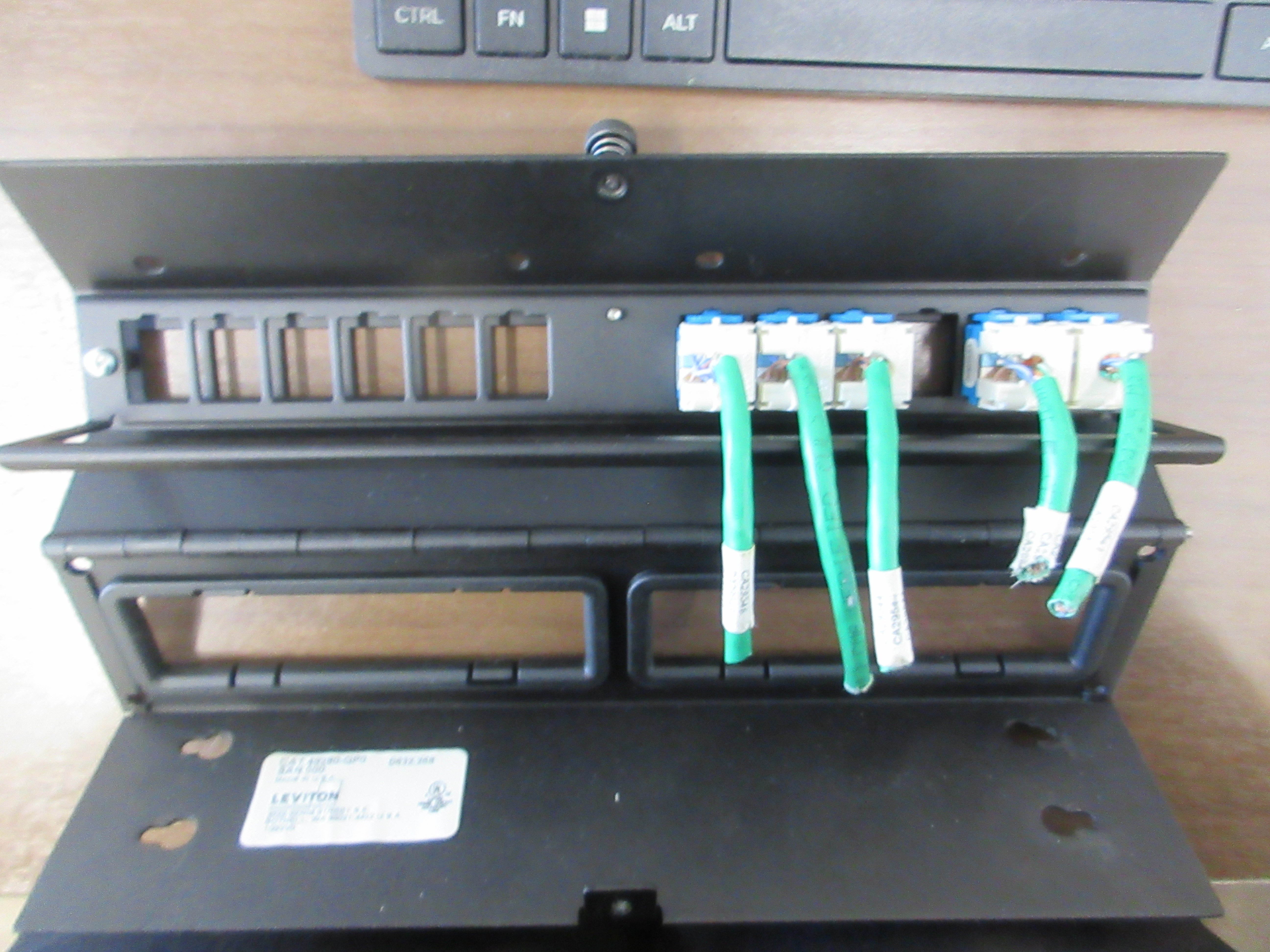 Leviton Quickport Vertigo Zero-U Patch Panel 49280-QP0 12-Space Used