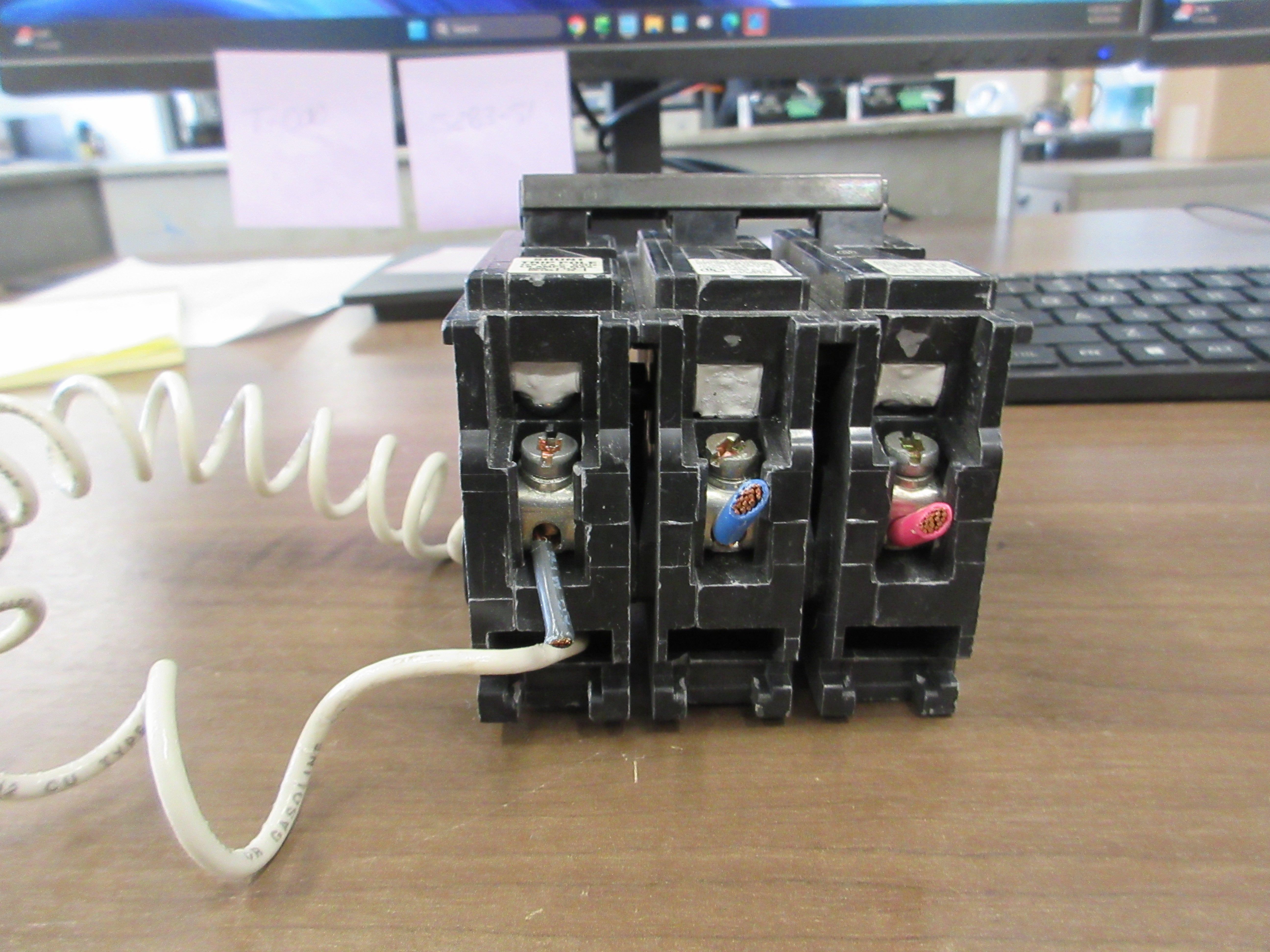 Siemens Type QP Clip-0n Shunt Trip Circuit Breaker Q23000S01 30A 120/240V Used