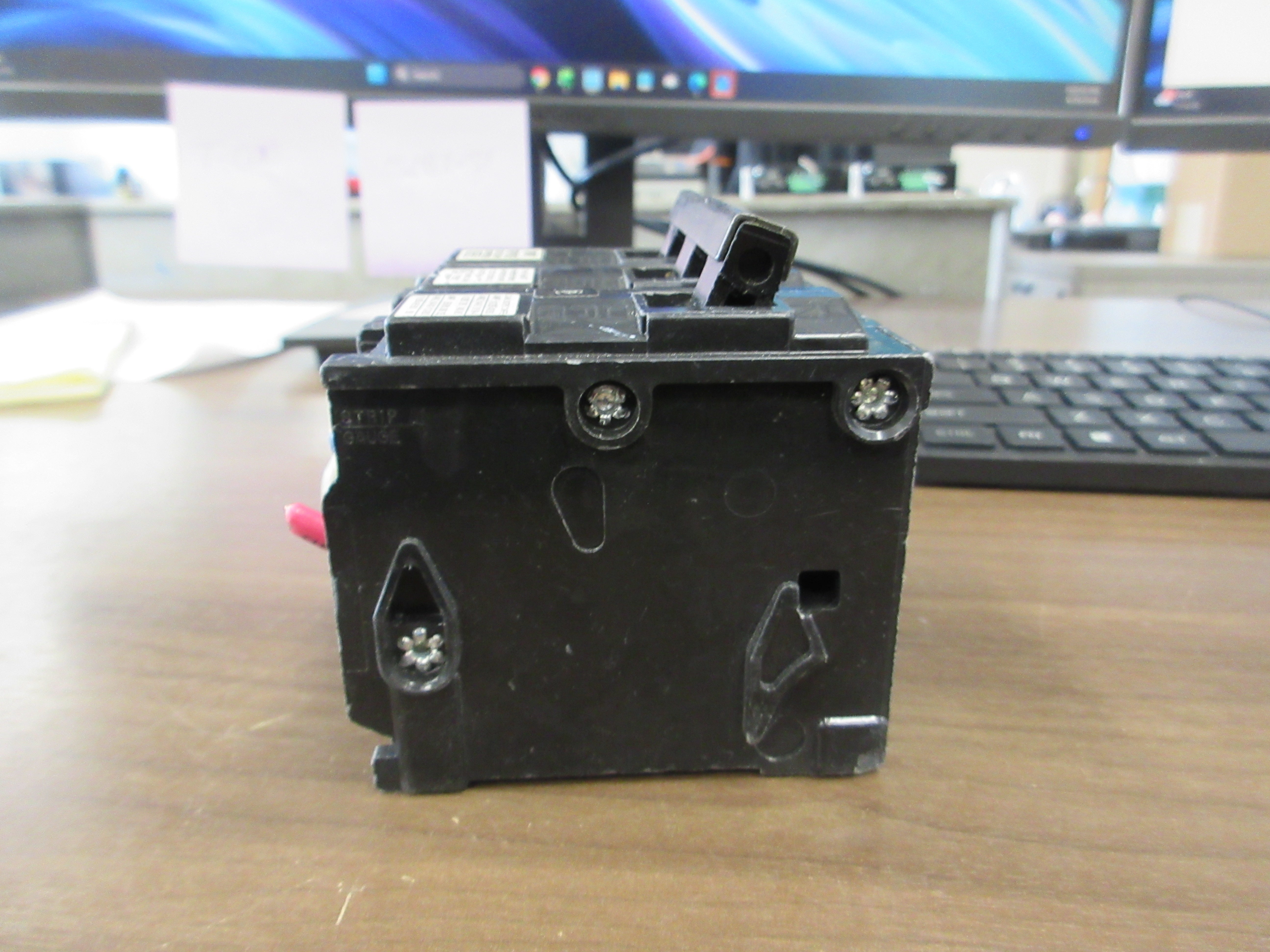 Siemens Type QP Clip-0n Shunt Trip Circuit Breaker Q23000S01 30A 120/240V Used