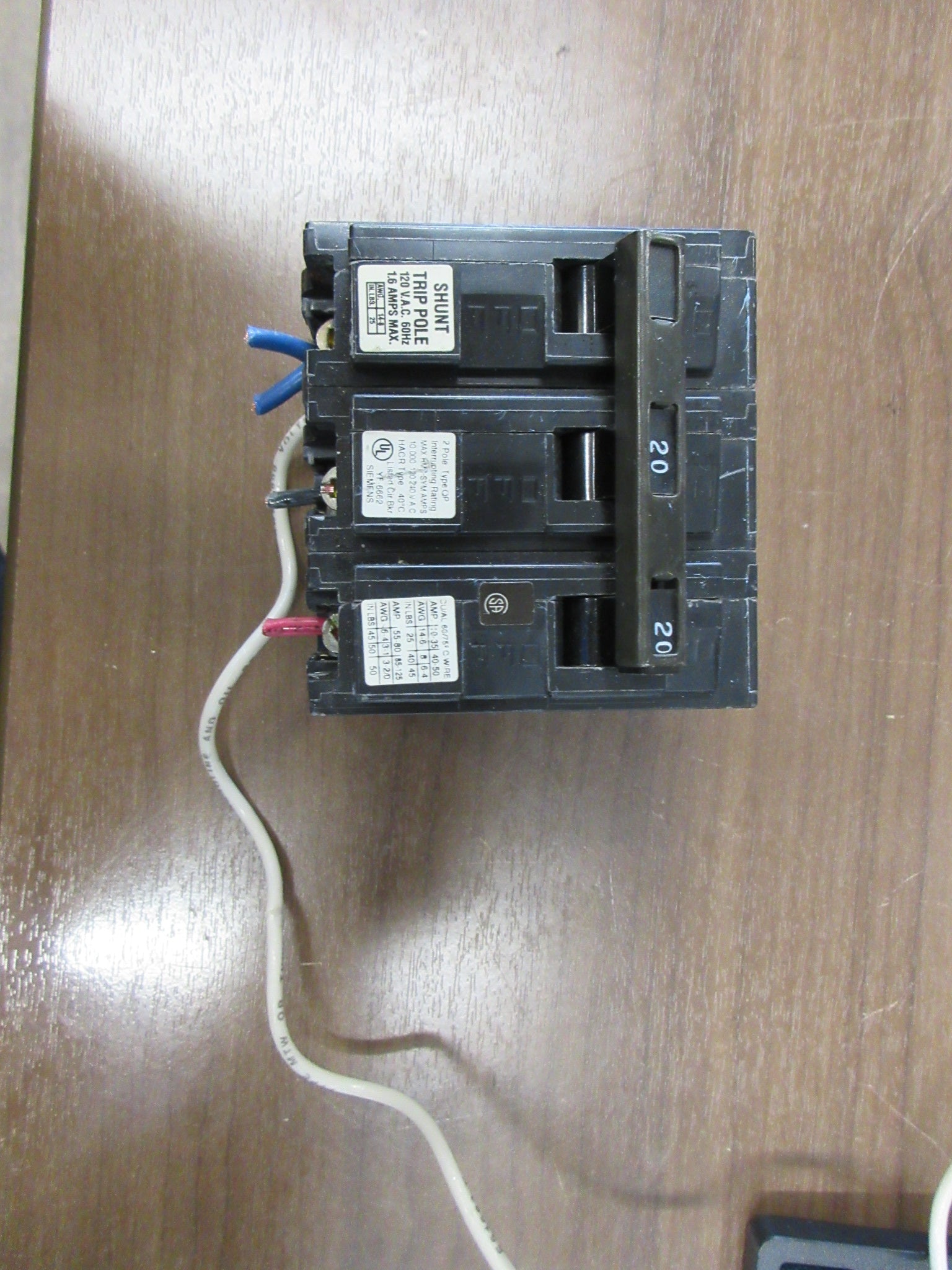 Siemens Type QP Clip-On Shunt Trip Circuit Breaker Q22000501 20A 120/240VUsed