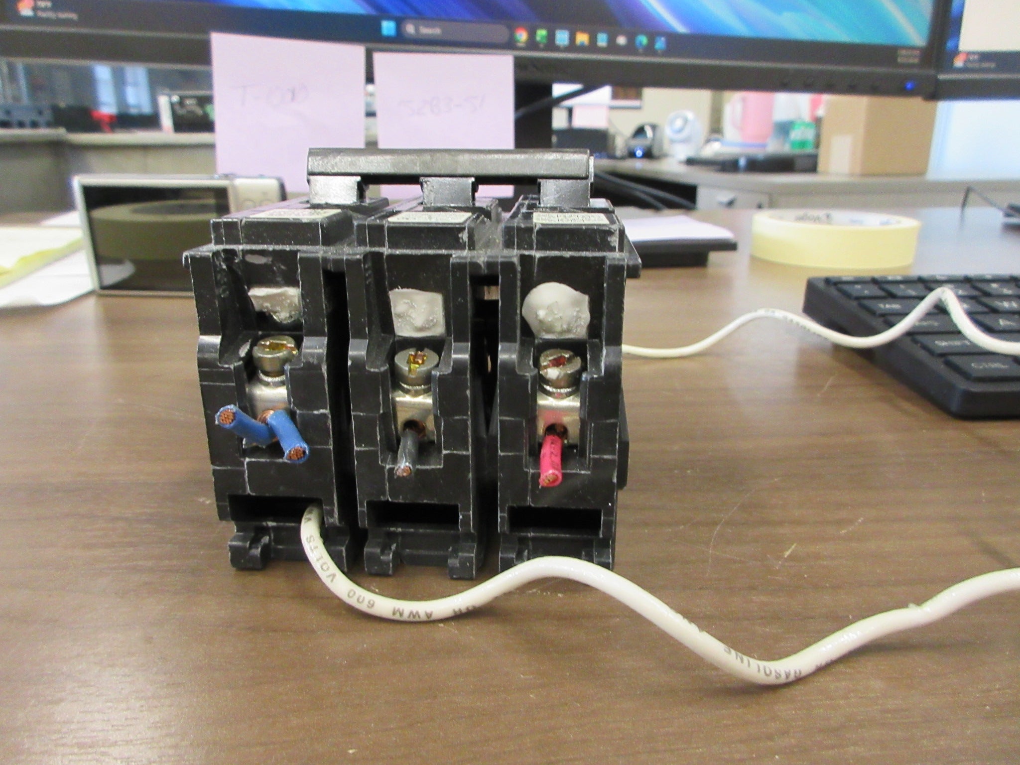 Siemens Type QP Clip-On Shunt Trip Circuit Breaker Q22000501 20A 120/240VUsed