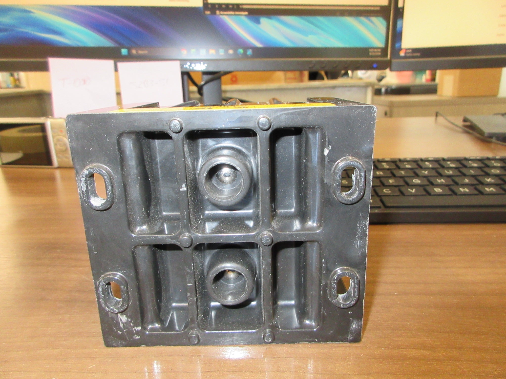 Buss Power Distribution Block 16383-2 380A 600V 2 P Line(1) ; 500KCMIL-#6 Used