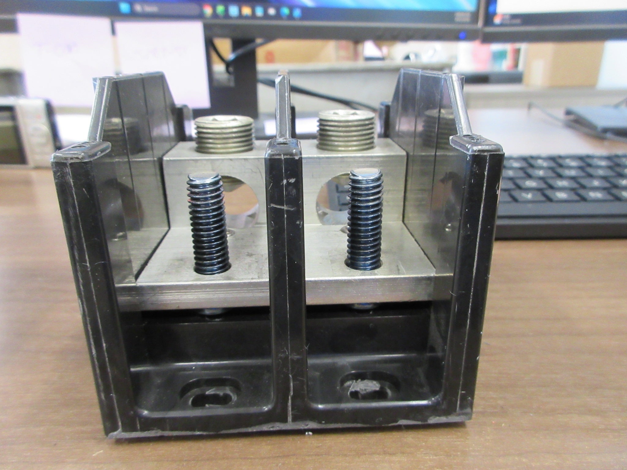 Buss Power Distribution Block 16383-2 380A 600V 2 P Line(1) ; 500KCMIL-#6 Used
