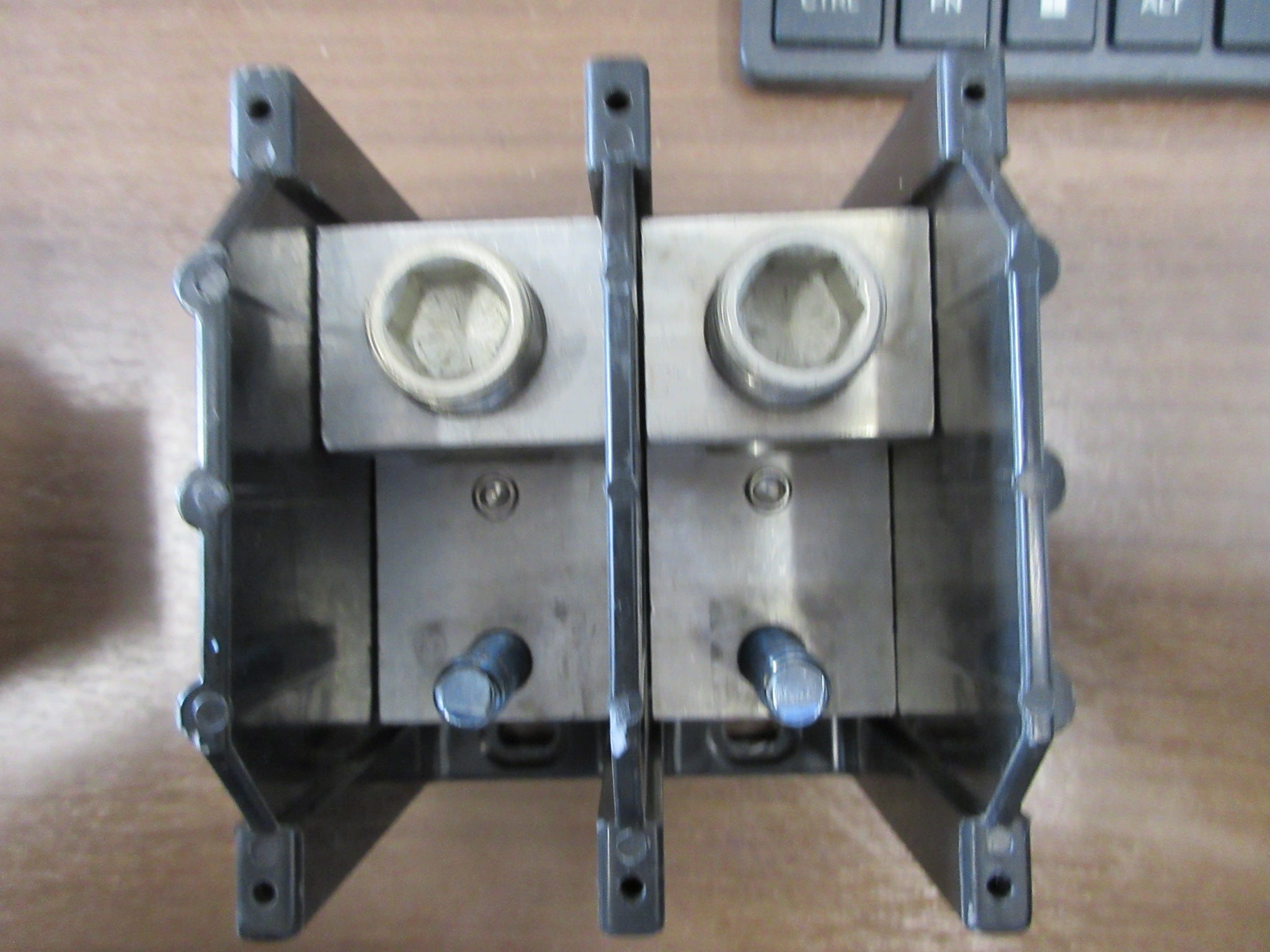Buss Power Distribution Block 16383-2 380A 600V 2 P Line(1) ; 500KCMIL-#6 Used