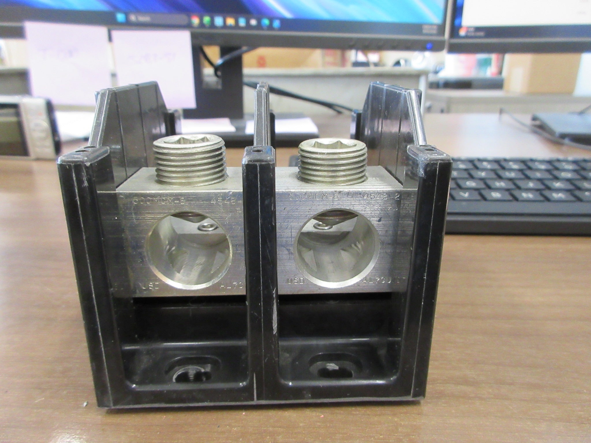 Buss Power Distribution Block 16383-2 380A 600V 2 P Line(1) ; 500KCMIL-#6 Used