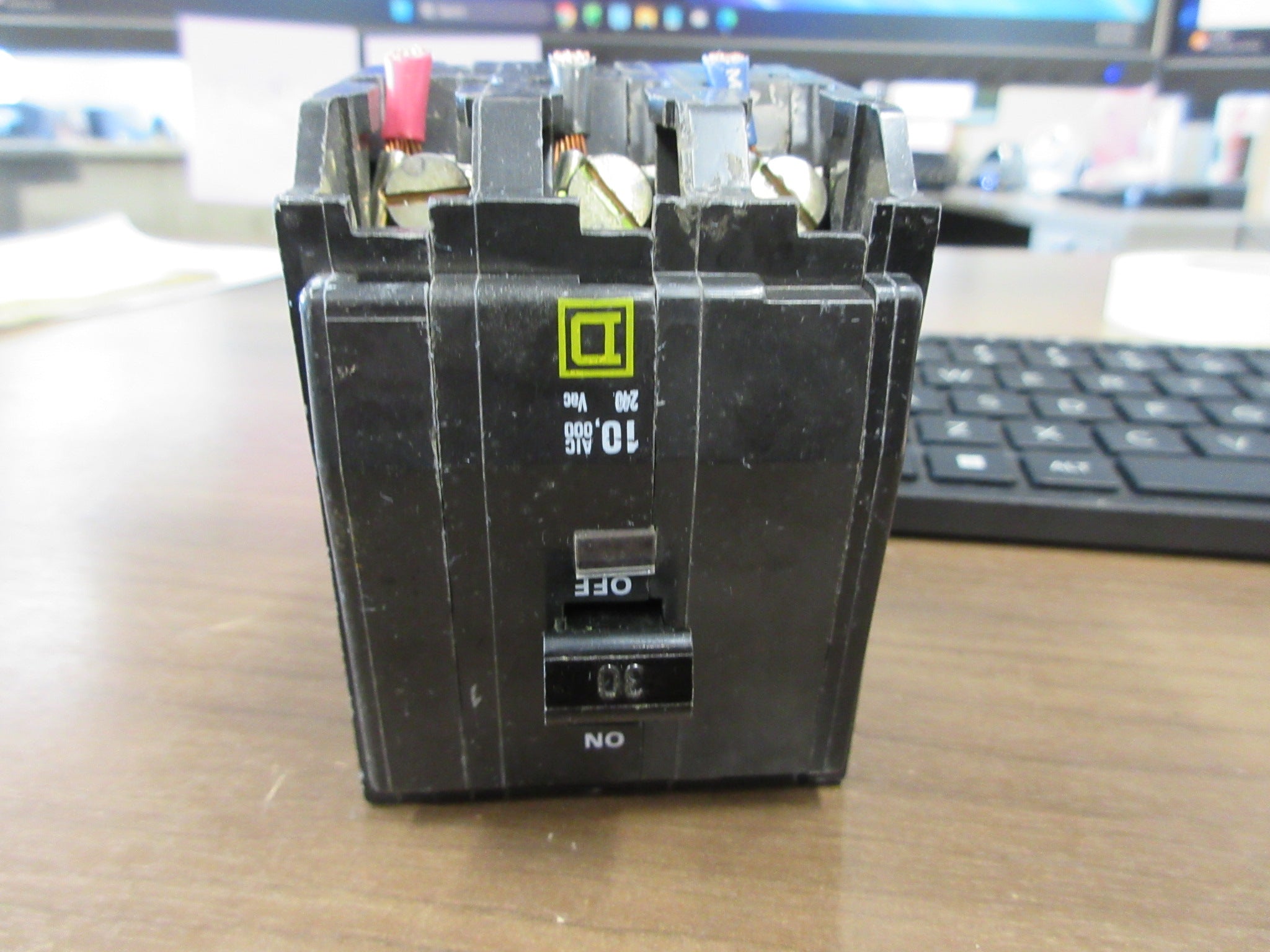 Square D Bolt-On Circuit Breaker QOB330 240V 30A 3P *(1) Screw* Used