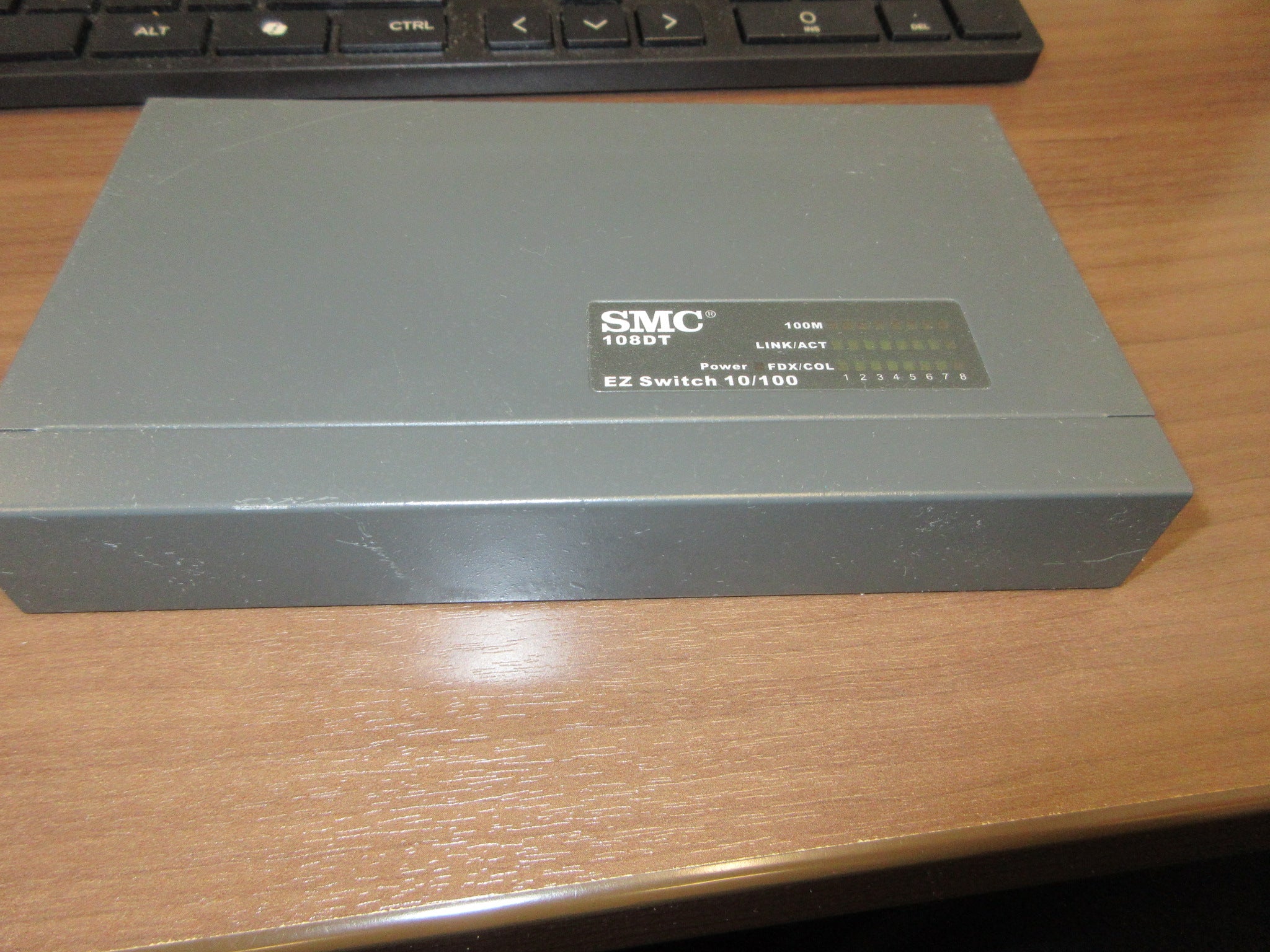 SMC EZ Switch Ethernet Switch 108 DT 8-Port 10/100 Used
