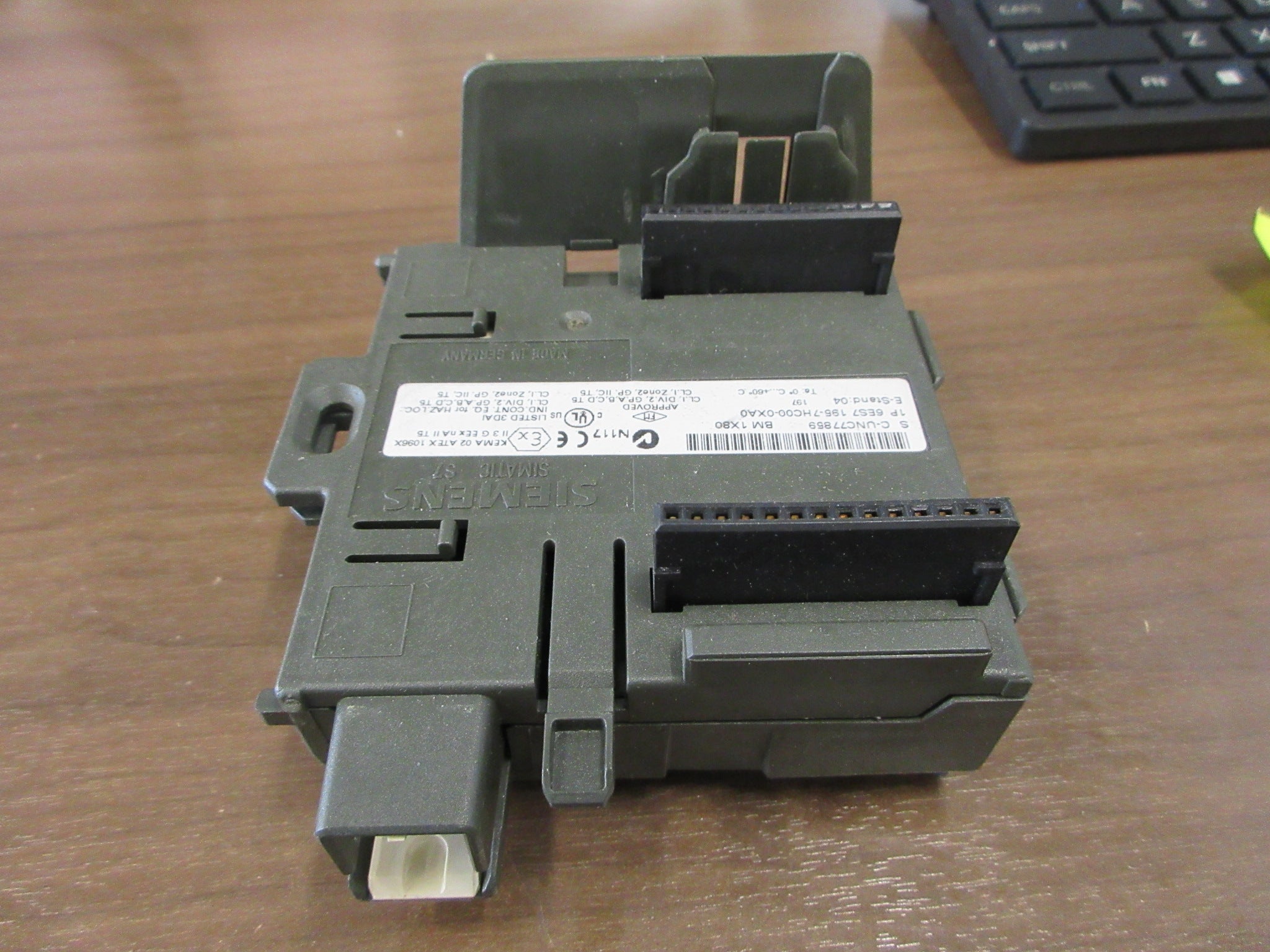 Siemens Simatic S7 Bus Module 6ES7 195-7HC00-0XA0 E-Stand: 04 Used