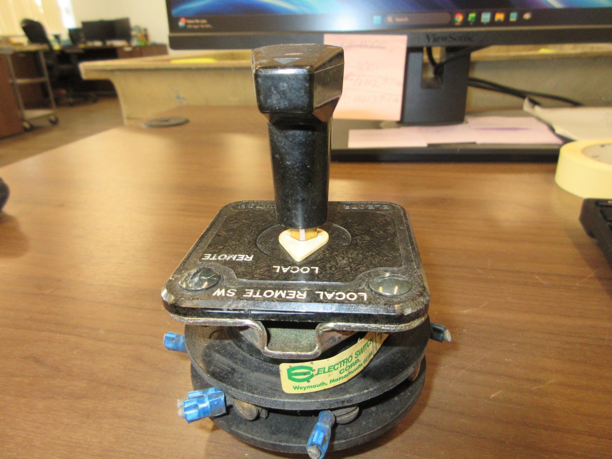 Electroswitch Series 24 Local Remote SW Rotary Switch 24201D 9221 Used