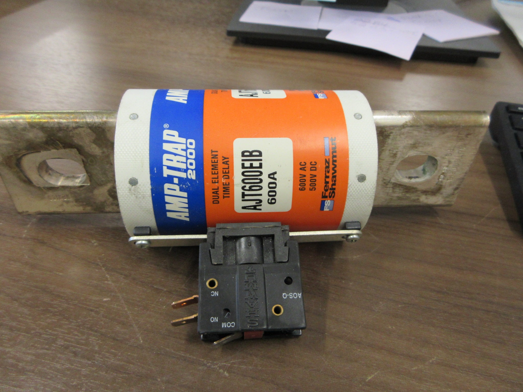 Ferraz Shawmut Amp-Trap 2000 Fuse AJT6000EIB 600A 600V W/Aux Contact Used