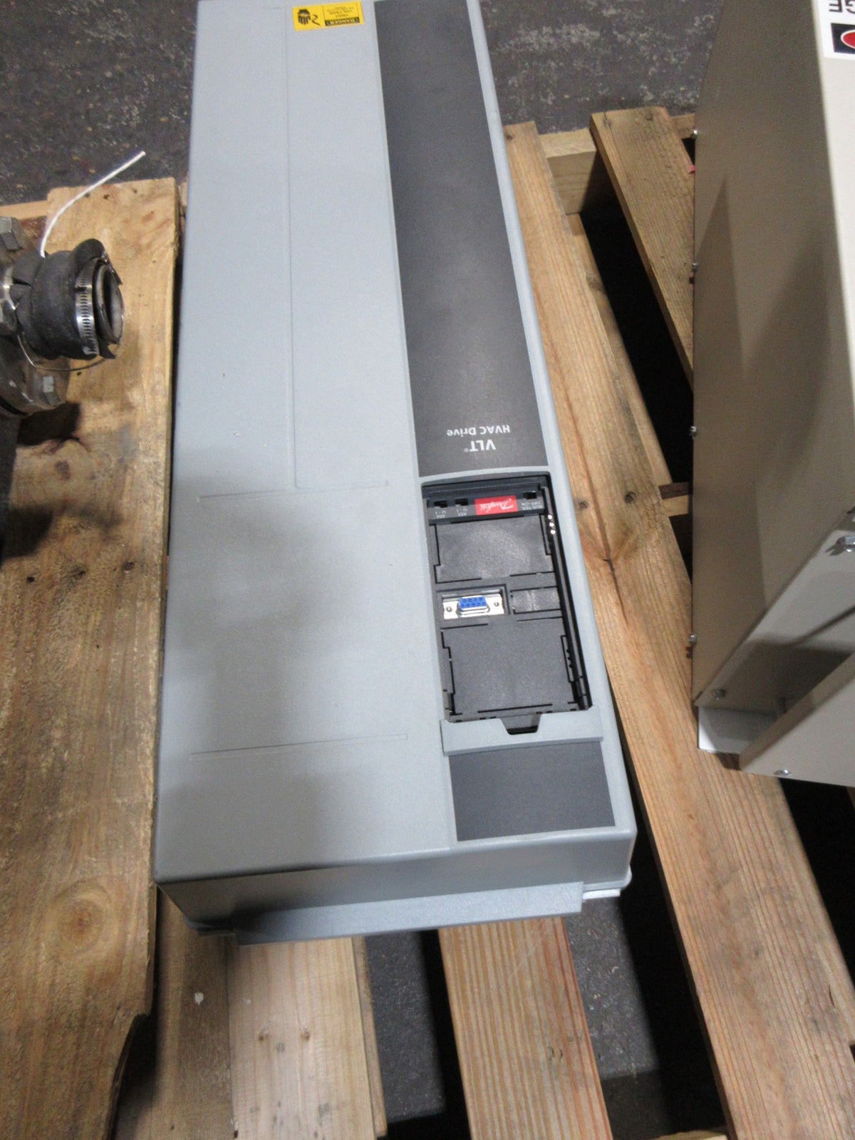Danfoss VLT AC Drive 131B4264 40HP 3Ph Input: 3x380-480V 50/60Hz 55/47A Used