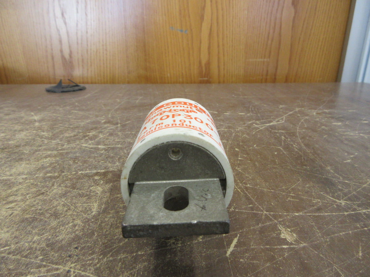 Gould Shawmut Amp-Trap Fuse A70P300-4 300A 700V Used