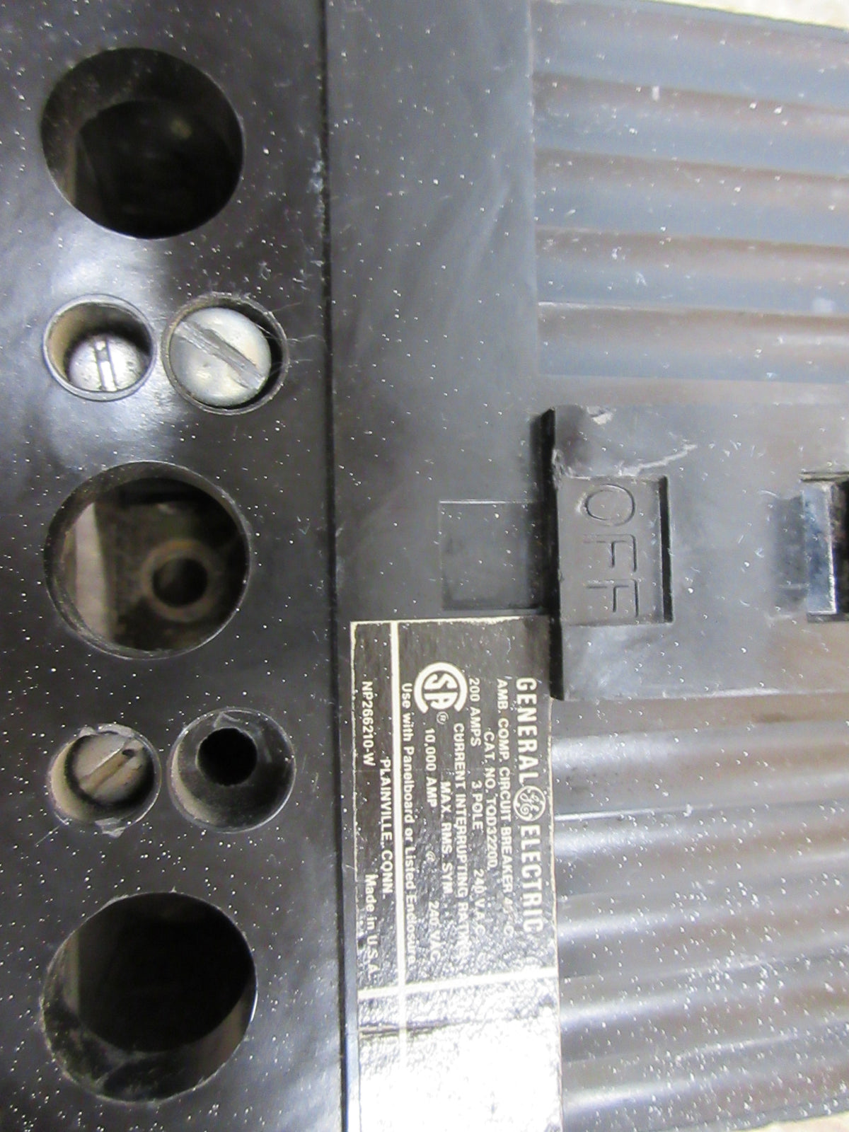 GE Circuit Breaker TQD32200 200A 240V 3P (2) Mounting Screws Used
