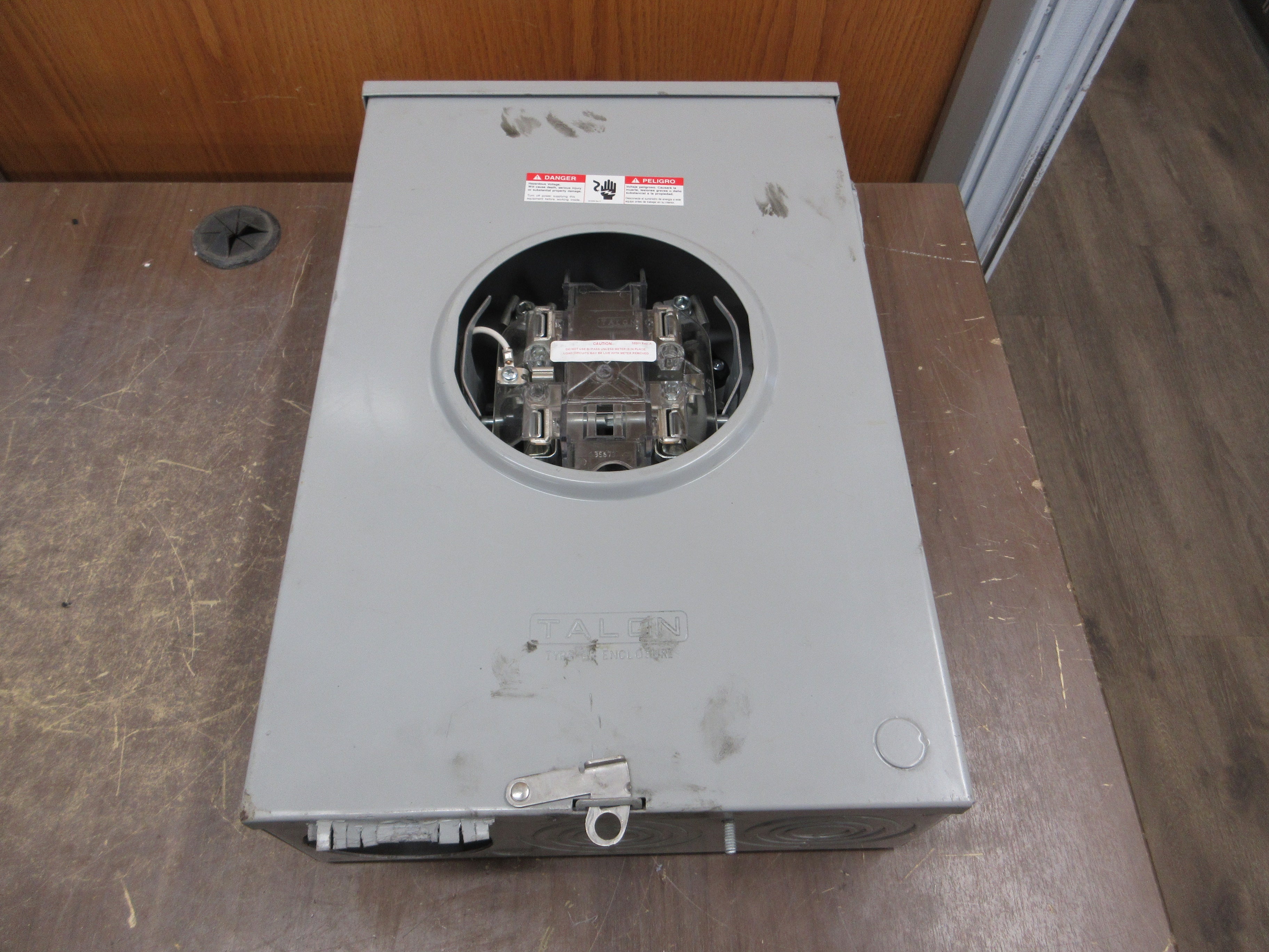 Talon Type HQ-5BU 3R Meter Socket 40405-02CO 200A 600V 1Ph 3W Used